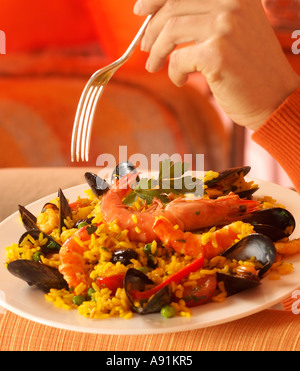MANGER LA PAELLA Banque D'Images