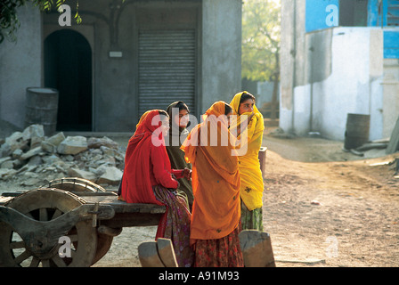 Groupe de quatre femmes de l'Inde Rajasthan discussion Banque D'Images