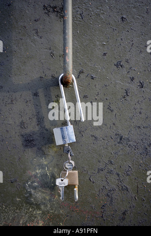 Cadenas avec des clés à une porte Banque D'Images