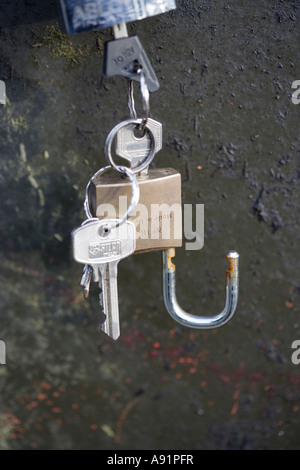 Cadenas avec des clés à une porte Banque D'Images