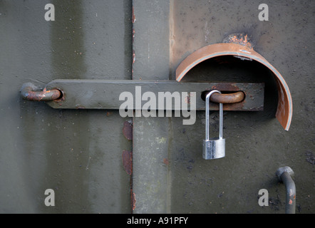 À une porte cadenas Banque D'Images