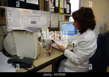 La technique médicale assistant contrôle des tests sanguins Banque D'Images