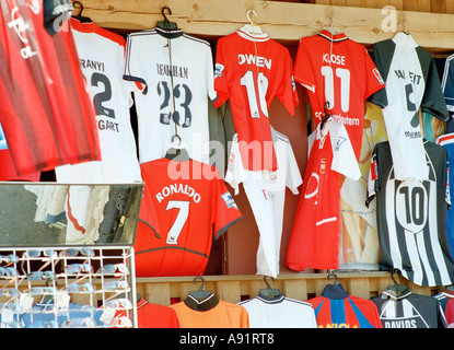 Maillots de football réplique en vente dans un marché de rue Banque D'Images