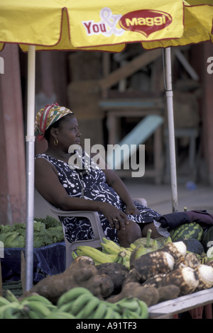 Caraïbes, Sainte-Lucie, Castries vendeur de fruits au marché central Banque D'Images