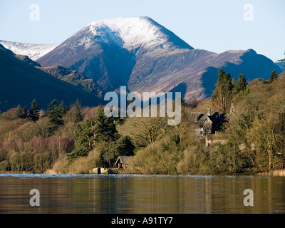 Montagnes couvertes de neige Robinson vu bas Derwentwater, près de Keswick, Cumbria, Royaume-Uni, sur un matin de printemps. Banque D'Images