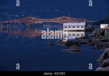 NA, Le Canada, la Colombie-Britannique, Nelson, Orange Pont sur le bras ouest du lac Kootenay Banque D'Images