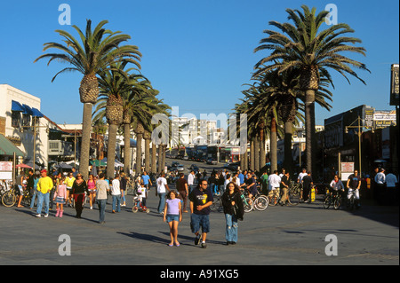 Avenue de la jetée où se réunit l'océan Pacifique à Hermosa Beach, Californie du Sud Banque D'Images