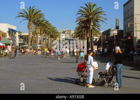 Avenue de la jetée où se réunit l'océan dans la région de Hermosa Beach, Californie du Sud Banque D'Images