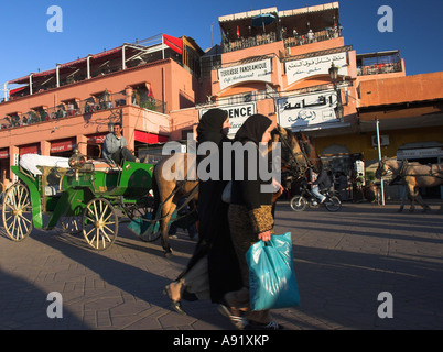 Deux femmes en vêtements traditionnels pass'horse Carriage Place Jamaa El Fna Marrakech Maroc Banque D'Images