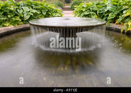 L'eau qui coule dans la fontaine au Royal jardins horticoles RHS Wisley Banque D'Images