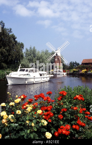 Norfolk Broads bateau à Hunsett Mill moulin à vent jardin de cottage anglais Et au bord de la rivière pays accueil été fleurs Stalham River Ant East Anglia Angleterre Royaume-Uni Banque D'Images