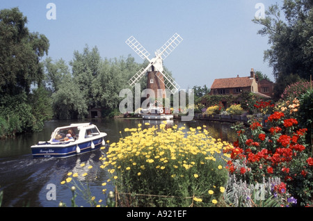 Norfolk Broads bateau à Hunsett Mill moulin à vent jardin de cottage anglais Et au bord de la rivière pays accueil été fleurs Stalham River Ant East Anglia Angleterre Royaume-Uni Banque D'Images