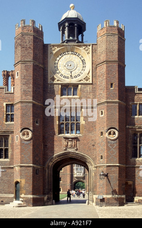 Hampton Court historique Palais Royal Anne Boleyn's Gate gatehouse Tudor & horloge astronomique faite pour Henry VIII Richmond on Thames London England UK Banque D'Images