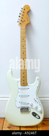 Guitare électrique Fender Stratocaster blanche contre un mur blanc Banque D'Images