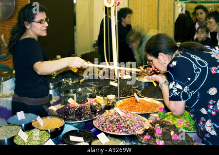 Paris France, Femme vendant des herbes et épices 'la Route des Indes" Exposition au "commerce Tourisme Shopping Show' deux femmes choisissant Banque D'Images