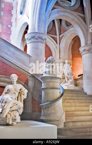 Toulouse France '19e siècle' sculptures françaises en marbre exposées dans l'escalier 'Darcy Stairway' du 'Musée des Beaux-Arts' du 'Musée des Augustins' Banque D'Images