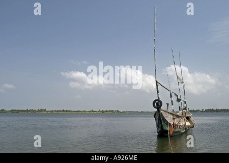 Bateau de pêche traditionnel sur Ghana Ghana Afrique de l'ouest de la rivière Volta Banque D'Images