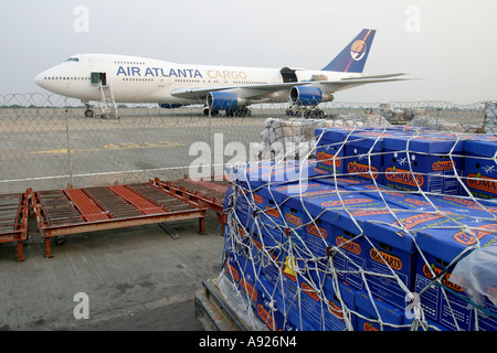 Avion de cargaison sur tarmac de l'aéroport international de Kotoka à Accra Banque D'Images