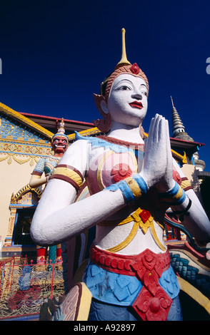 Georgetown Penang MALAISIE Wat Buppharam Chayamangkalaram Temple du Bouddha ou de couchage des statues à l'entrée du temple de style Thaï Banque D'Images