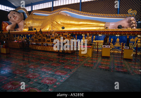 Georgetown Penang MALAISIE Wat Buppharam Sleeping Buddha Temple trente deux mètres statue couchée d'or. Banque D'Images