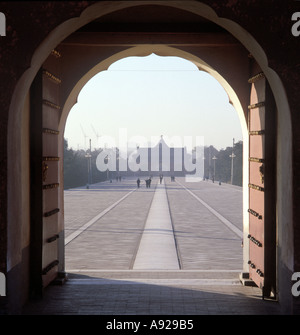 Voir tôt le matin par une arche à l'entrée du Temple du Ciel, Beijing, Chine en 1987 Banque D'Images