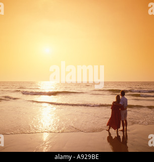 Jeune couple sur la plage au coucher du soleil, Candolim, Goa, Inde Banque D'Images