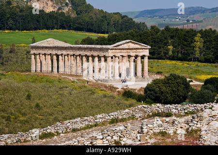 5ème siècle avant J.-C. Temple Grec de Ségeste Sicile Italie avec mur de pierre en premier plan Banque D'Images