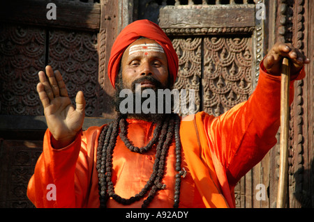 Saint homme necklesses avec de nombreux sadhu habillé en robe orange brillant Katmandou Népal Banque D'Images