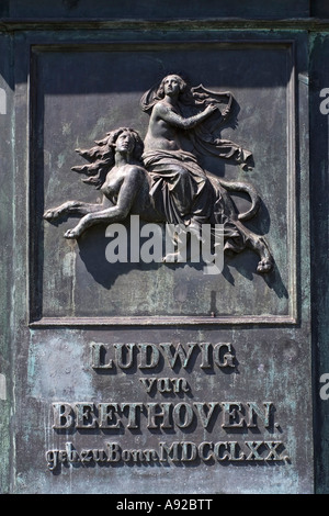 Monument Beethoven, femme conduit une lionne, l'allégement mythologique, Bonn, NRW, Allemagne Banque D'Images