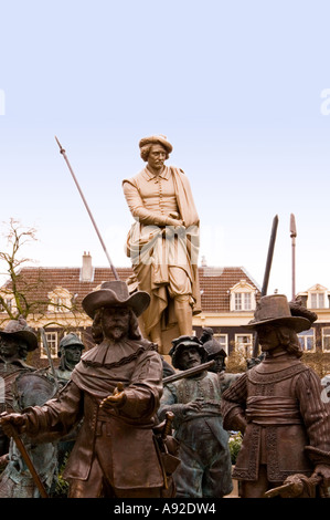 Statue de Rembrandt et le quart de nuit statues sur la place Rembrandtplein Amsterdam Hollande Pays-Bas Banque D'Images