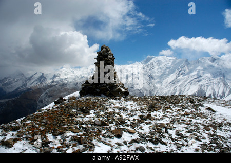 Pile en pierre sur 5237 m de haut en crête avec un peu de neige Phu Nar-Phu Région Annapurna Népal Banque D'Images