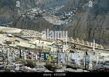 Vue du monastère Tashi Gompa sur les drapeaux de prières et choerten sur le village de montagne de la région de l'Annapurna Népal Phu Nar-Phu Banque D'Images