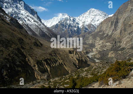 Vue à travers la magnifique vallée de Phu Khola sur la neige couverts Pisang Peak de Kyang Nar-Phu Région Annapurna Népal Banque D'Images