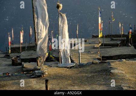 Les drapeaux de prières colorés au-dessus de maisons à toit plat Ngawal Région Annapurna Népal Banque D'Images