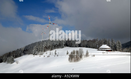 Winterlandscape dans la forêt noire avec des éoliennes - Baden Württemberg, Allemagne, Europe Banque D'Images