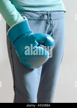 Femme portant des gants de boxe bleu Banque D'Images