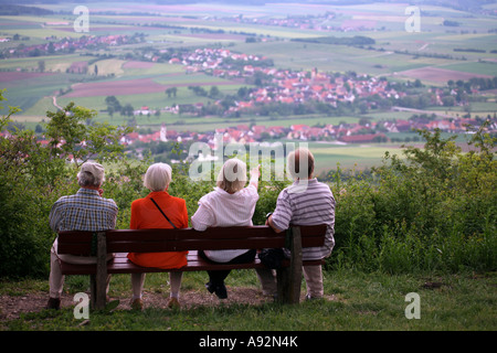 Personnes sur un banc, Hesselberg, Bavière, Allemagne Banque D'Images