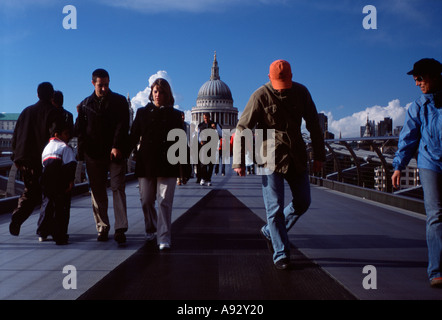 Les touristes en été sur le Millenium Bridge London UK Angleterre Grande-bretagne europe Banque D'Images
