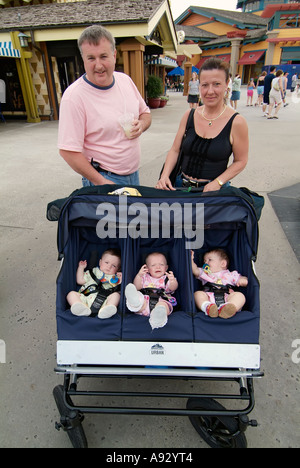 Les parents avec bébé jumeaux triplés visiter Downtown Disney Marketplace Banque D'Images