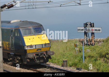 GNER un train à grande vitesse vitesse classe 91 en face de la frontière de l'Écosse en Angleterre sur un express de Londres à Aberdeen Banque D'Images