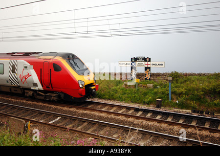 Une Vierge de la vitesse des trains à grande vitesse Voyager à travers la frontière de l'Écosse en Angleterre sur un cross-country de Virgin Express Banque D'Images
