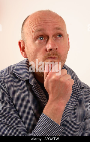 Portrait de l'homme d'âge moyen de 40 ans bald head thinking Banque D'Images