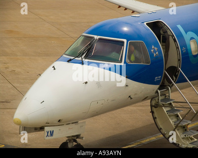 Un petit avion à réaction régional sur le tarmac de l'aéroport de Manchester Banque D'Images