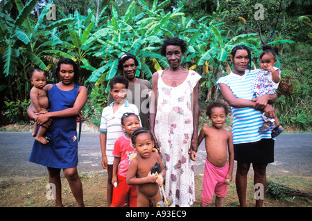 Carib pauvres tribal family à Castle Bruce en Dominique Banque D'Images