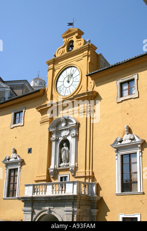 Horloge sur Fermo City Hôtel de ville avec une statue du pape Sixte V assis ,Ascoli Piceno Province ,Le Marches Italie Banque D'Images