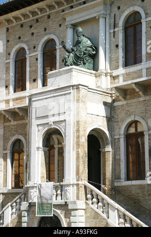 Statue du pape Sixte V dans le centro de Fermo, Ascoli Piceno Province des Marches, Marches, Italie Banque D'Images