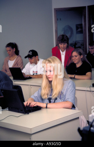 College students in computer lab Iowa Banque D'Images
