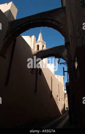 Des ombres projetées dans les rues étroites de la vieille ville d'Alghero, Sardaigne Banque D'Images