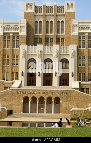 Les étudiants à la Central High School de Little Rock AR un monument des droits civils Banque D'Images