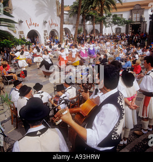 Hôtellerie traditionnelle danseurs et musiciens dans l'Fuentepark à Las Palmas de Gran Canaria Espagne Banque D'Images